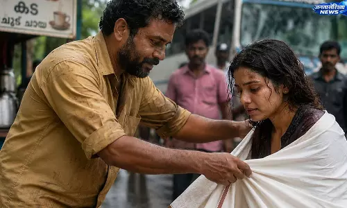 Kerala: चाय विक्रेता ने घायल महिला की मदद में दी ‘मुंडू’, मानवता की मिसाल Kerala: चाय विक्रेता ने घायल महिला की मदद में दी ‘मुंडू’, मानवता की मिसाल
