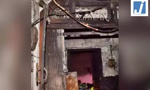 AC का कम्प्रेसर फटा, स्पोर्ट्स कारोबारी की घर में भरे धुएं में दम घुटने से मौत AC का कम्प्रेसर फटा, स्पोर्ट्स कारोबारी की घर में भरे धुएं में दम घुटने से मौत