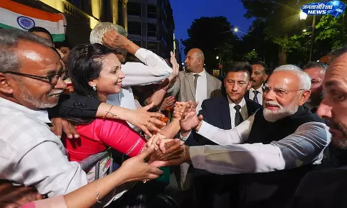 PM Modi का पेरिस दौरा, प्रवासी भारतीयों ने किया भव्य स्वागत PM Modi का पेरिस दौरा, प्रवासी भारतीयों ने किया भव्य स्वागत