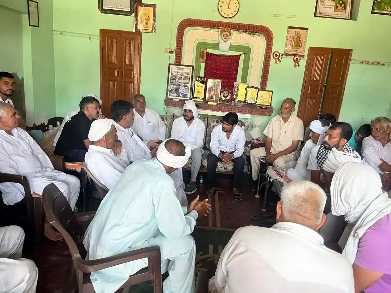 Hansi: पानी की मांग को लेकर धरने पर बैठे अनशनकारियों की तबीयत बिगड़ी Hansi: पानी की मांग को लेकर धरने पर बैठे अनशनकारियों की तबीयत बिगड़ी