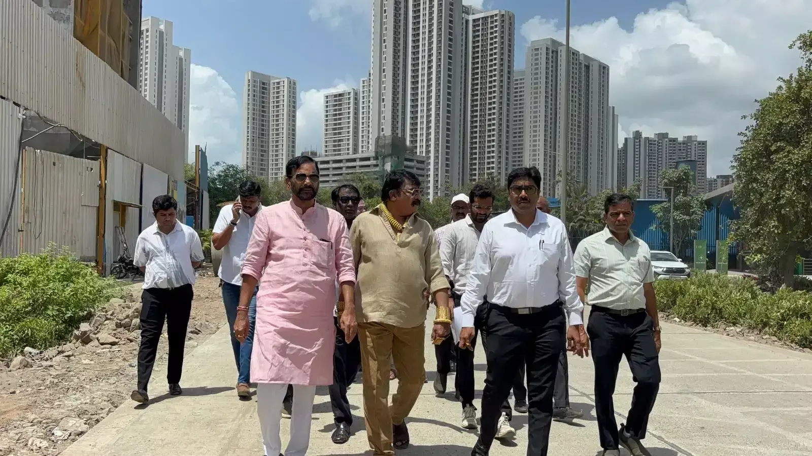 Mumbai: ठाणे में निम्नस्तरीय सड़क निर्माण का आरोप, केलकर ने जताई नाराजगी