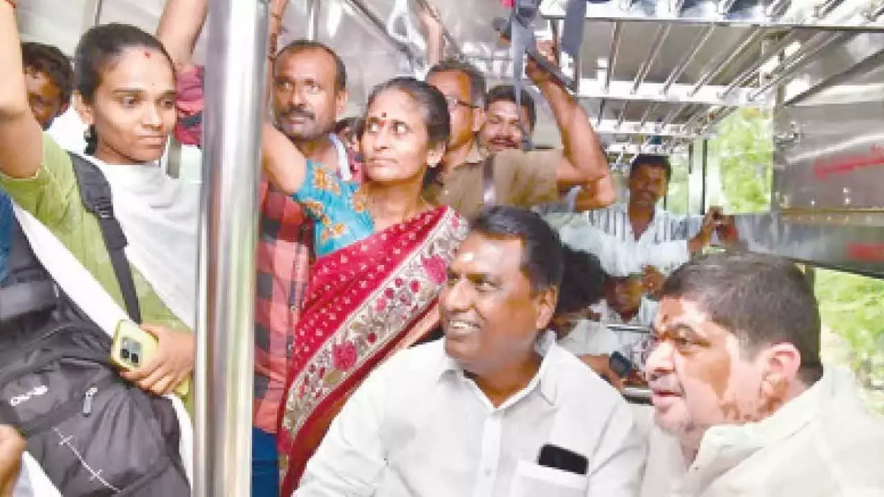 Telangana: पोन्नम प्रभाकर ने RTC सेवाओं का ज़मीनी स्तर पर निरीक्षण किया