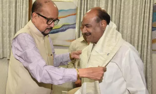 राज्यपाल रमेन डेका ने किया लोकसभा अध्यक्ष बिड़ला का आत्मीय स्वागत