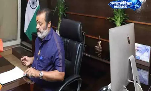 कच्चे तेल की कीमतों में गिरावट का मतलब तुरंत ईंधन की कीमतों में कटौती नहीं : मंत्री कच्चे तेल की कीमतों में गिरावट का मतलब तुरंत ईंधन की कीमतों में कटौती नहीं : मंत्री