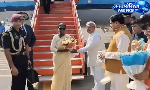 राष्ट्रपति द्रौपदी मुर्मू MP दौरे पर इंदौर पहुंचीं, ओंकारेश्वर में की पूजा-अर्चना राष्ट्रपति द्रौपदी मुर्मू MP दौरे पर इंदौर पहुंचीं, ओंकारेश्वर में की पूजा-अर्चना
