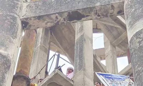 Punjab में प्रदर्शनकारी टावरों पर चढ़े, ‘शोले’ से प्रेरित आंदोलन Punjab में प्रदर्शनकारी टावरों पर चढ़े, ‘शोले’ से प्रेरित आंदोलन