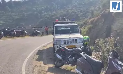 SUV खाई में गिरी, तीन महिलाओं समेत 7 की मौत SUV खाई में गिरी, तीन महिलाओं समेत 7 की मौत