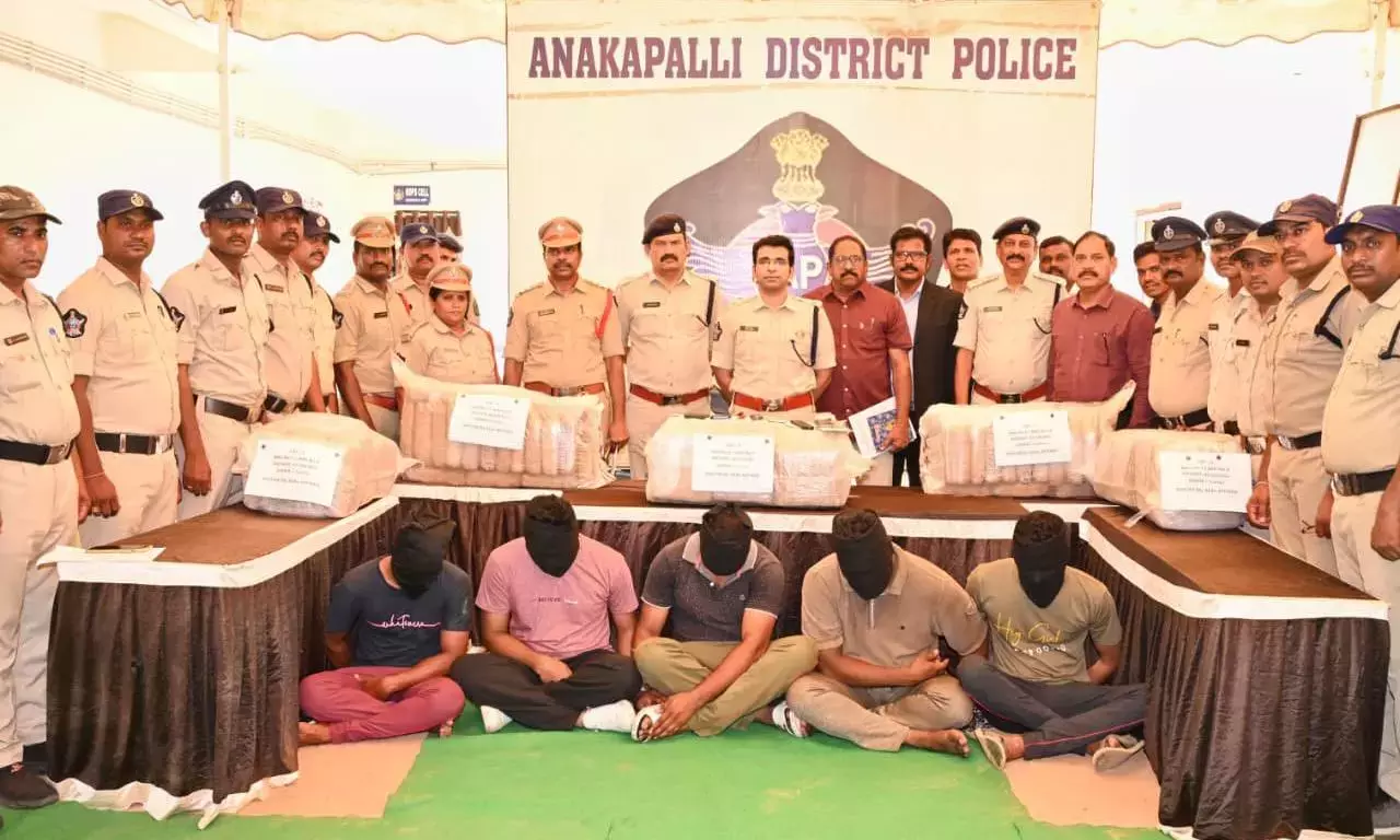 Andhra: बड़ी कामयाबी: अनाकापल्ली में अंतरराष्ट्रीय ड्रग अपराधी पकड़ा गया Andhra: बड़ी कामयाबी: अनाकापल्ली में अंतरराष्ट्रीय ड्रग अपराधी पकड़ा गया