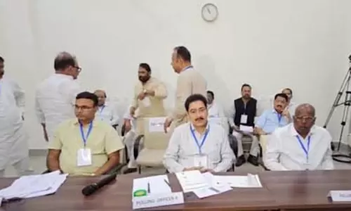 झारखंड राज्यसभा चुनाव: दो सीटों के लिए मतदान जारी, क्रॉस वोटिंग के डर से बसों से पहुंचे एनडीए विधायक