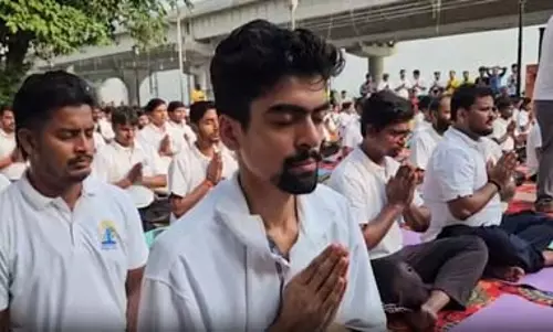 गंगोत्री से गंगासागर तक योग यात्रा, पटना के एनआईटी घाट पर लोगों ने एक साथ किया योगाभ्यास