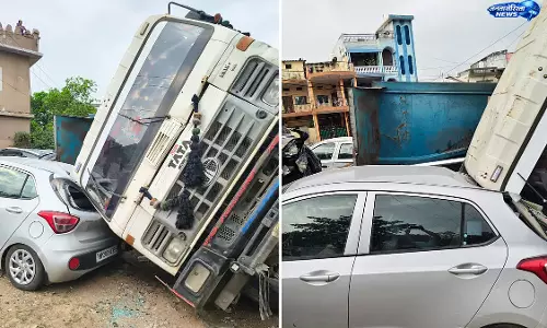 Jabalpur : बेकाबू डंपर ने खड़ी गाड़ियों को मारी टक्कर, बड़ा हादसा टला Jabalpur : बेकाबू डंपर ने खड़ी गाड़ियों को मारी टक्कर, बड़ा हादसा टला