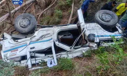 Himachal के चंबा में खाई में गिरी SUV, 7 लोगों की मौत Himachal के चंबा में खाई में गिरी SUV, 7 लोगों की मौत