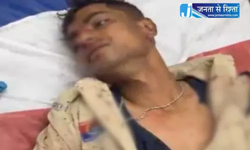 बाप-बेटे की लड़ाई शांत कराना आरक्षक को महंगा पड़ा, हमले से लहूलुहान बाप-बेटे की लड़ाई शांत कराना आरक्षक को महंगा पड़ा, हमले से लहूलुहान