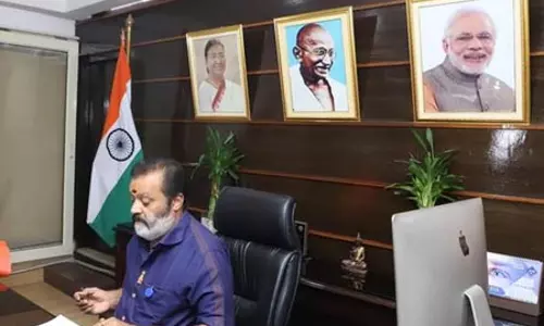कच्चे तेल की कीमत घटने का मतलब तुरंत पेट्रोल-डीजल सस्ता होना नहीं: मंत्री कच्चे तेल की कीमत घटने का मतलब तुरंत पेट्रोल-डीजल सस्ता होना नहीं: मंत्री