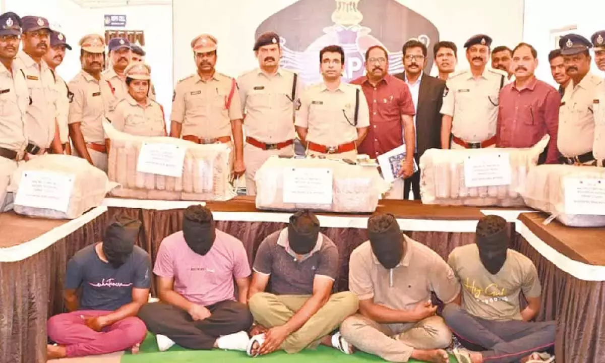 Andhra: अनाकापल्ली पुलिस ने वैश्विक ड्रग नेटवर्क का भंडाफोड़ किया; 213 किलो गांजा जब्त
