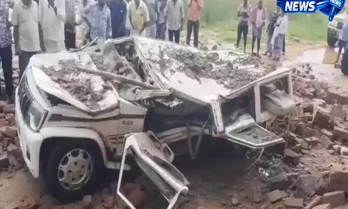Mahabubnagar में दर्दनाक हादसा: कार पर दीवार गिरने से दो लोगों की मौत Mahabubnagar में दर्दनाक हादसा: कार पर दीवार गिरने से दो लोगों की मौत