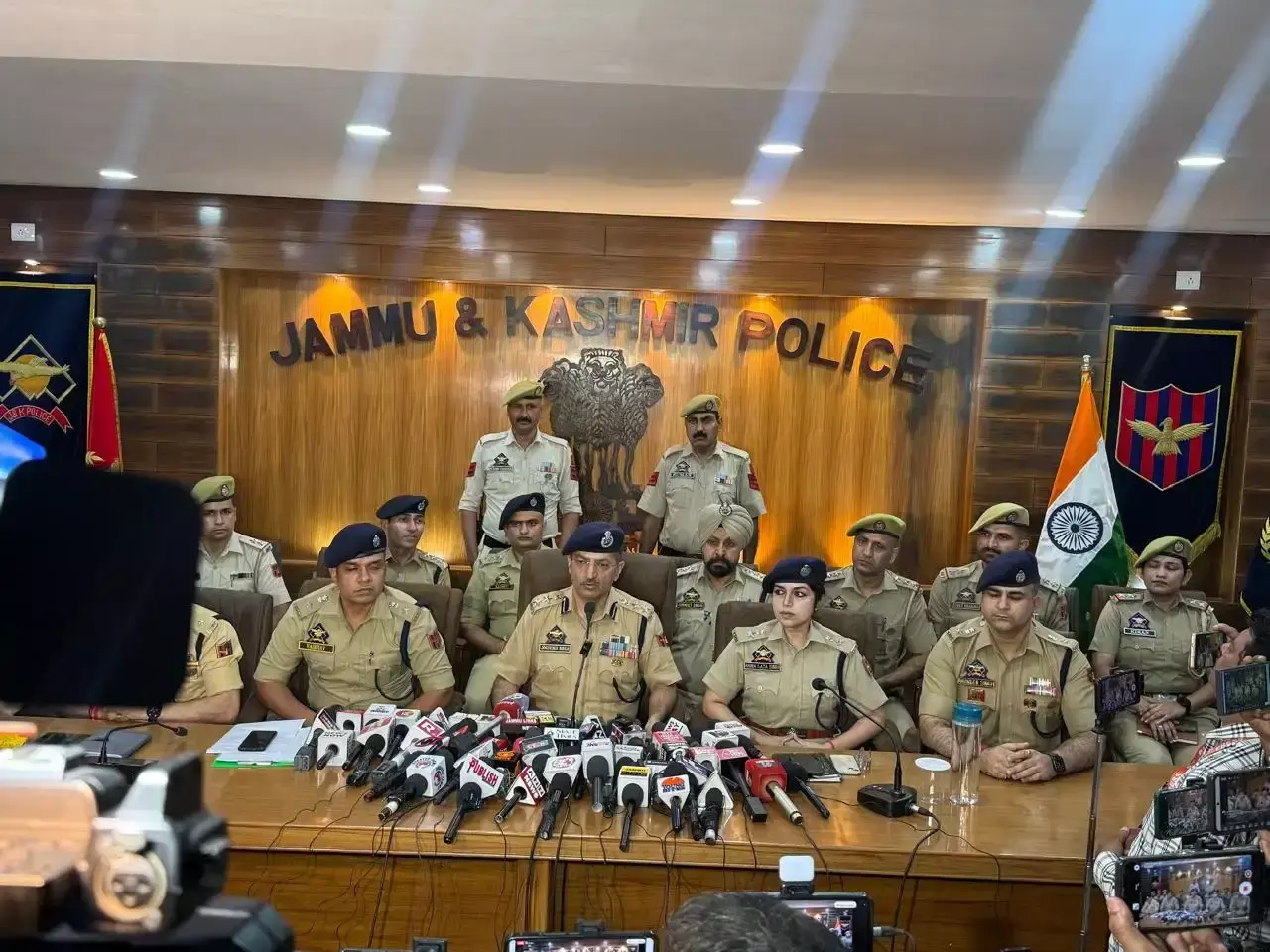 Jammu: अमृतसर में छापेमारी कर जम्मू पुलिस ने तोड़ा नारको-टेरर सिंडिकेट, तीन आरोपी गिरफ्त में Jammu: अमृतसर में छापेमारी कर जम्मू पुलिस ने तोड़ा नारको-टेरर सिंडिकेट, तीन आरोपी गिरफ्त में
