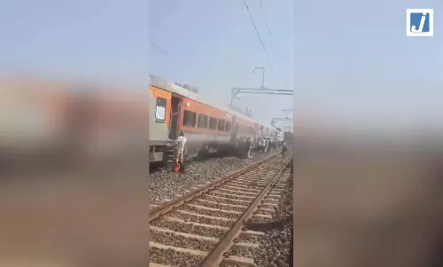 एक्सप्रेस ट्रेन में धुआं और चिंगारियां देख मची अफरा-तफरी, 20 मिनट तक रुकी रही ट्रेन एक्सप्रेस ट्रेन में धुआं और चिंगारियां देख मची अफरा-तफरी, 20 मिनट तक रुकी रही ट्रेन