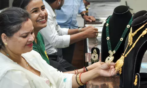 फेड के सख्त रुख से सोने-चांदी की कीमतों में गिरावट फेड के सख्त रुख से सोने-चांदी की कीमतों में गिरावट