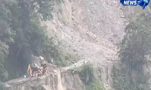 Sikkim: भारी भूस्खलन से सड़क बंद, सिंगतम-रंगपो के बीच ट्रैफिक ठप Sikkim: भारी भूस्खलन से सड़क बंद, सिंगतम-रंगपो के बीच ट्रैफिक ठप