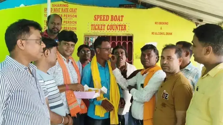 West Burdwan: मैथन झील में डूबती नाव से बचाव अभियान, ताजुद्दीन बने नायक West Burdwan: मैथन झील में डूबती नाव से बचाव अभियान, ताजुद्दीन बने नायक