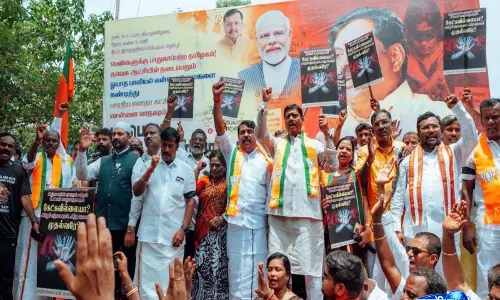 तमिलनाडु में BJP का प्रदर्शन, अपराध और कानून व्यवस्था पर सरकार को घेरा तमिलनाडु में BJP का प्रदर्शन, अपराध और कानून व्यवस्था पर सरकार को घेरा