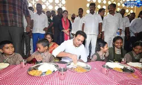 KTR ने छात्रों से पीवी नरसिम्हा राव से प्रेरणा लेने का किया आग्रह, स्कूल में बांटे बैग-नोटबुक KTR ने छात्रों से पीवी नरसिम्हा राव से प्रेरणा लेने का किया आग्रह, स्कूल में बांटे बैग-नोटबुक