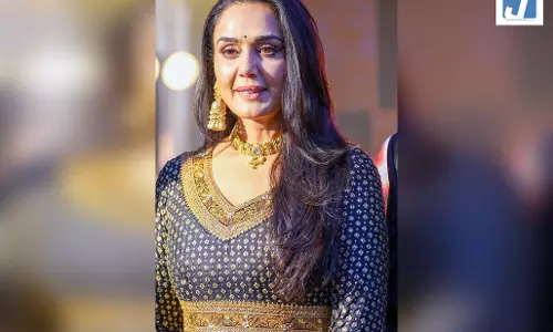 AI से बनी फर्जी तस्वीरों पर भड़कीं प्रीति जिंटा, ऑनलाइन प्लेटफॉर्म्स के खिलाफ पहुंचीं हाईकोर्ट AI से बनी फर्जी तस्वीरों पर भड़कीं प्रीति जिंटा, ऑनलाइन प्लेटफॉर्म्स के खिलाफ पहुंचीं हाईकोर्ट