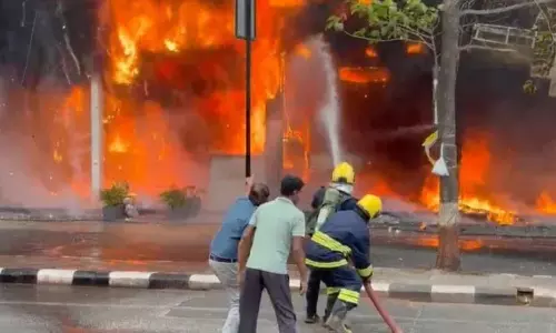 Surat : अडाजन में भीषण आग, ईवी शोरूम समेत कई दुकानें जलीं, 15 वाहन खाक Surat : अडाजन में भीषण आग, ईवी शोरूम समेत कई दुकानें जलीं, 15 वाहन खाक