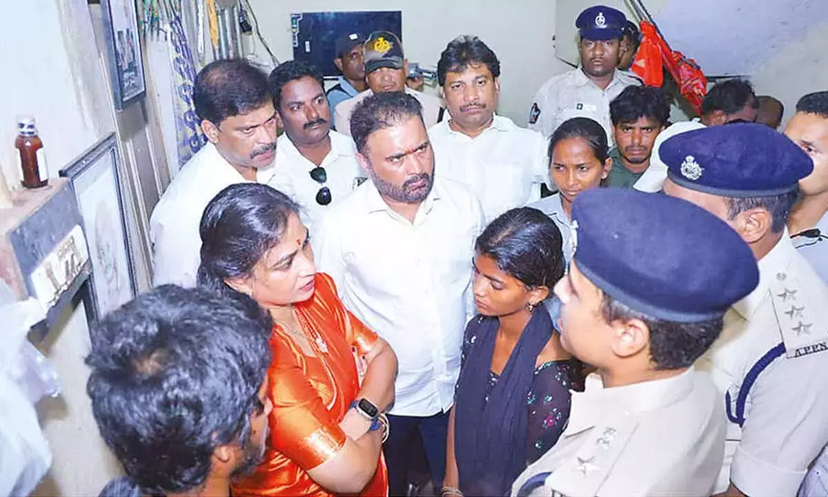 Andhra: गृह मंत्री ने परिवार से मुलाक़ात की और पूरा समर्थन देने का वादा किया Andhra: गृह मंत्री ने परिवार से मुलाक़ात की और पूरा समर्थन देने का वादा किया