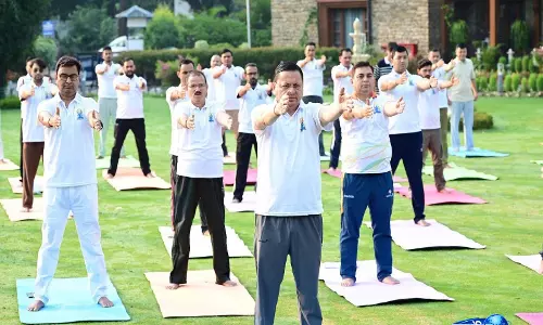 CM धामी ने 21 जून को अंतरराष्ट्रीय योग दिवस से पहले अधिकारियों के साथ योग सत्र में हिस्सा लिया