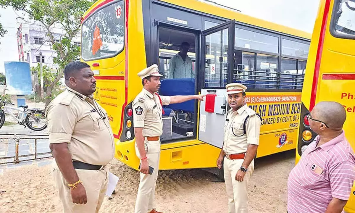 Andhra: पुलिस ने स्कूल और कॉलेज की गाड़ियों की जांच की