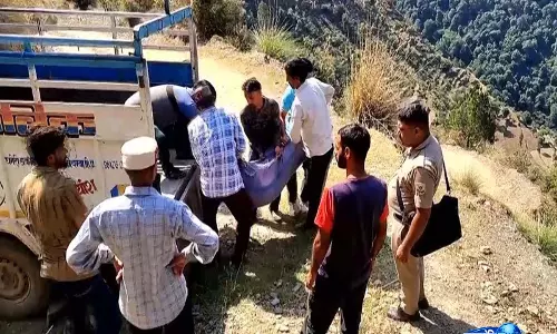 हिमाचल प्रदेश: Chamba में गाड़ी खाई में गिरने से 7 लोगों की मौत हिमाचल प्रदेश: Chamba में गाड़ी खाई में गिरने से 7 लोगों की मौत