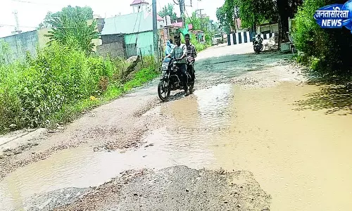दौलतपुर चौक-पिरथीपुर सडक़ पर गंदे पानी का जमाव दौलतपुर चौक-पिरथीपुर सडक़ पर गंदे पानी का जमाव