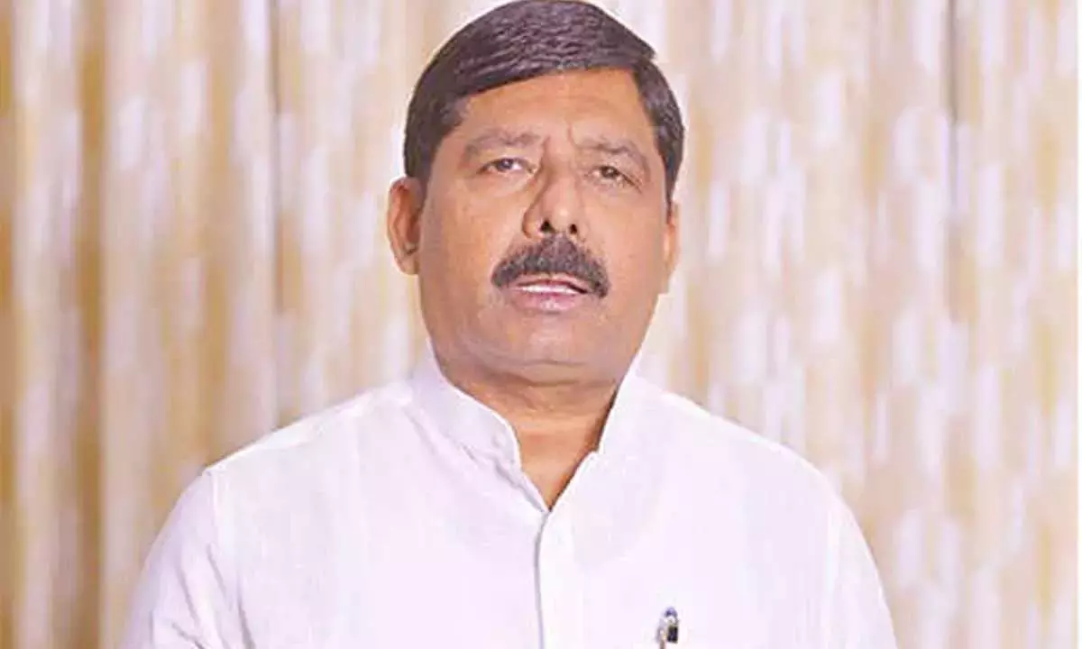 Andhra: रुद्र राजू ने बड़े पैमाने पर मतदाताओं के नाम हटाने के खिलाफ चेतावनी दी Andhra: रुद्र राजू ने बड़े पैमाने पर मतदाताओं के नाम हटाने के खिलाफ चेतावनी दी