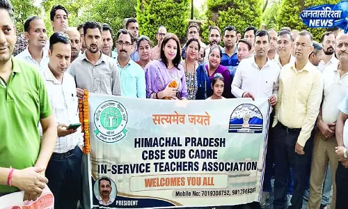 सीबीएसई सब कैडर शिक्षकों ने सीएम को सौंपा ज्ञापन