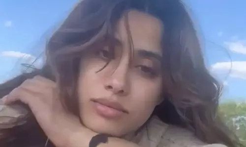 Janhvi Kapoor ने अपनी ‘हैप्पी प्लेस’ से सुकून भरे पल शेयर किए Janhvi Kapoor ने अपनी ‘हैप्पी प्लेस’ से सुकून भरे पल शेयर किए