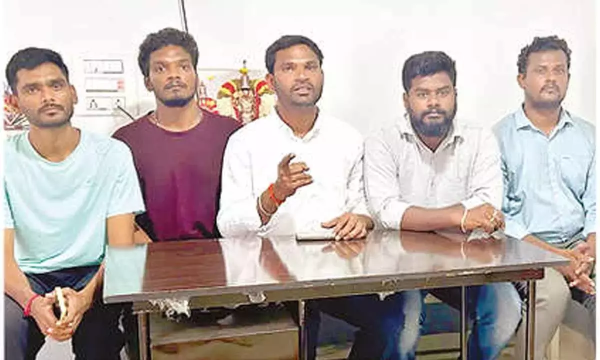 Andhra: छात्र संगठन JAC ने राज्य में फीस रेगुलेशन कमिटी की मांग की है Andhra: छात्र संगठन JAC ने राज्य में फीस रेगुलेशन कमिटी की मांग की है