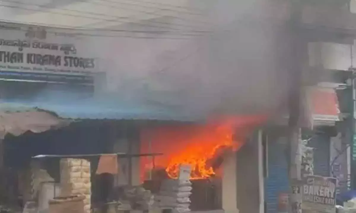 Andhra: विशाखापत्तनम के गजुवाका में एक दुकान में आग लग गई Andhra: विशाखापत्तनम के गजुवाका में एक दुकान में आग लग गई