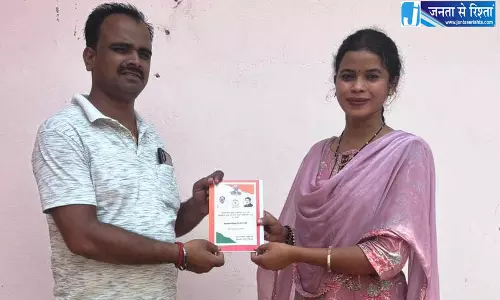 मुख्यमंत्री हेल्पलाइन बनी सहारा, शिकायत पर घर पहुंचा राशन कार्ड मुख्यमंत्री हेल्पलाइन बनी सहारा, शिकायत पर घर पहुंचा राशन कार्ड