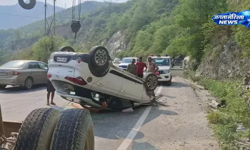 जियालगढ़ के पास कार पलटी, बड़ा हादसा टला; महिला को हल्की चोट