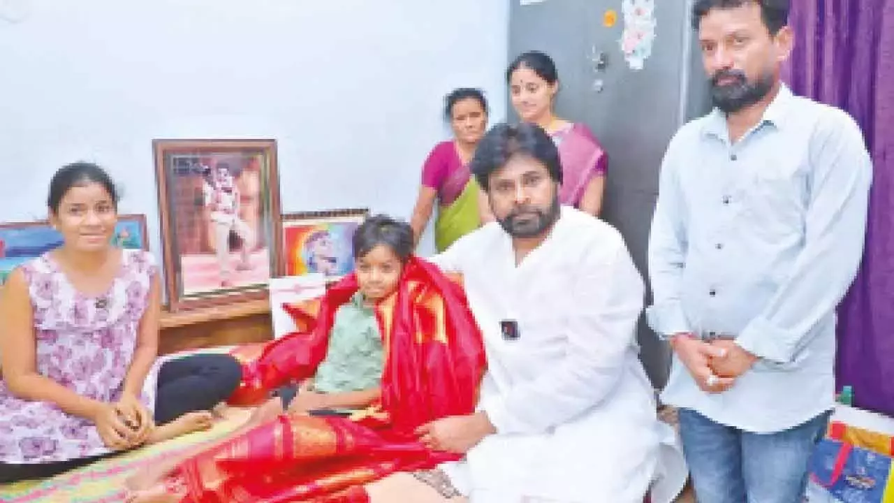 Telangana: पवन ने बीमार फ़ैन से मिलकर उसकी इच्छा पूरी की