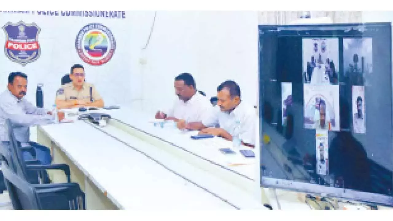 भारी बारिश को देखते हुए पुलिस अलर्ट पर है भारी बारिश को देखते हुए पुलिस अलर्ट पर है