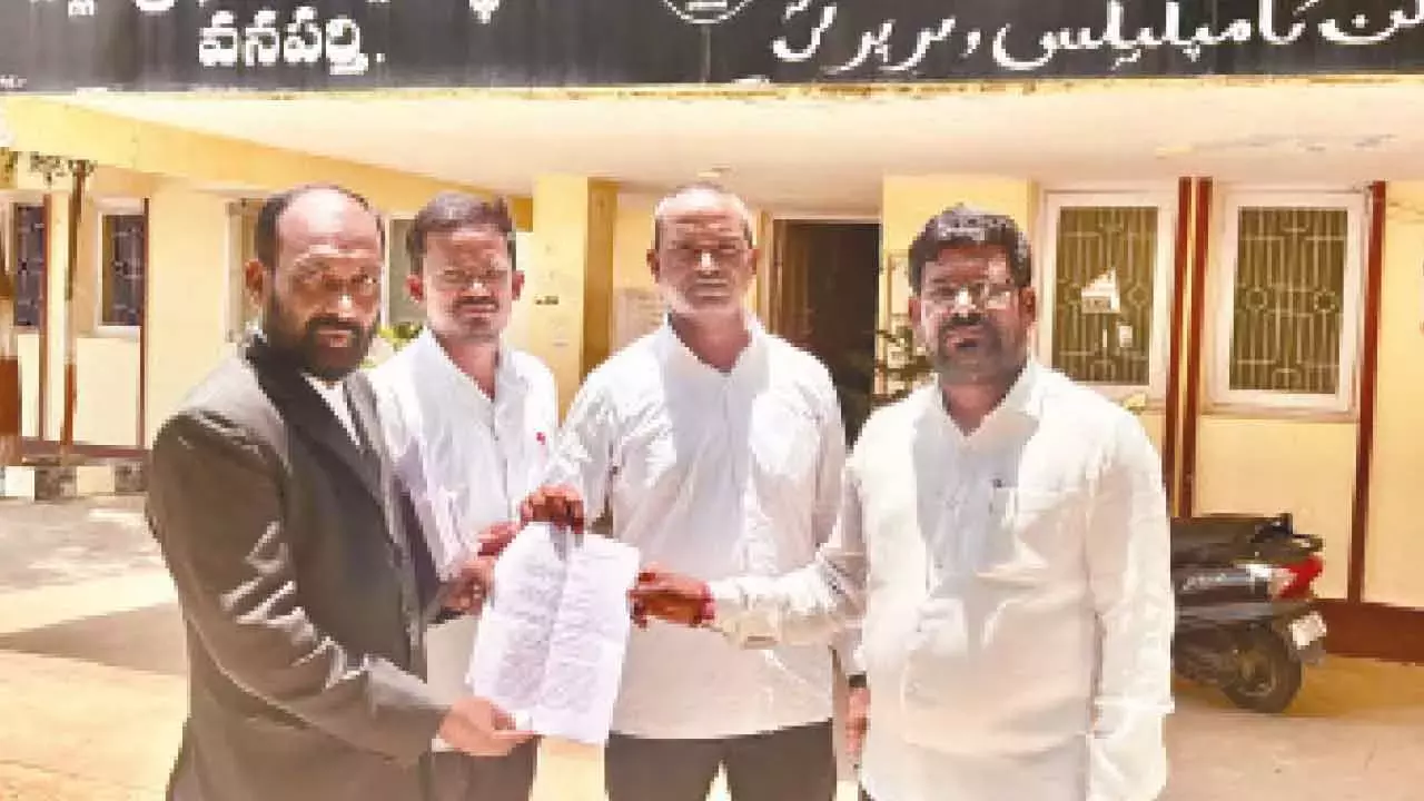 Telangana: सड़क पर गड्ढों को लेकर अधिकारियों की लापरवाही पर वकील ने केस दर्ज कराया Telangana: सड़क पर गड्ढों को लेकर अधिकारियों की लापरवाही पर वकील ने केस दर्ज कराया