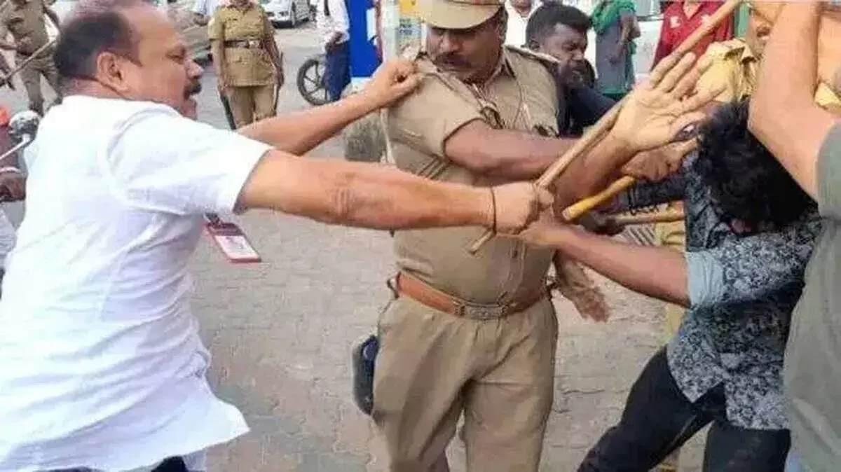 SIT ने SP कार्यालय में छापेमारी कर विजिटर रजिस्टर और CCTV जुटाए SIT ने SP कार्यालय में छापेमारी कर विजिटर रजिस्टर और CCTV जुटाए