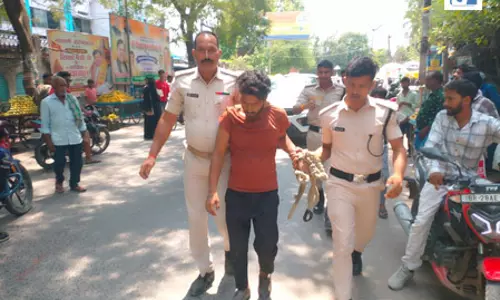 कोर्ट परिसर से कैदी फरार, हथकड़ी खोल पुलिस को दिया चकमा कोर्ट परिसर से कैदी फरार, हथकड़ी खोल पुलिस को दिया चकमा