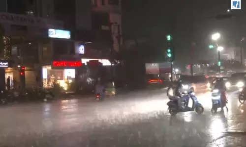 हैदराबाद में झमाझम बारिश से मौसम हुआ सुहाना, कई इलाकों को गर्मी से मिली राहत हैदराबाद में झमाझम बारिश से मौसम हुआ सुहाना, कई इलाकों को गर्मी से मिली राहत