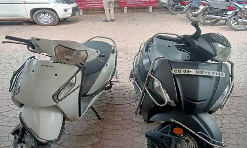 टिकरापारा और तेलीबांधा में दोपहिया वाहन चोरी का खुलासा, नाबालिग चोर गिरफ्तार टिकरापारा और तेलीबांधा में दोपहिया वाहन चोरी का खुलासा, नाबालिग चोर गिरफ्तार