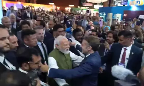 VIDEO: पेरिस में गले मिले मोदी-मैक्रों, तालियों से गूंज उठा VivaTech
