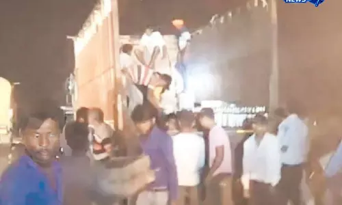 Bihar Sitamarhi: शराब लूटने पहुंचे ग्रामीण